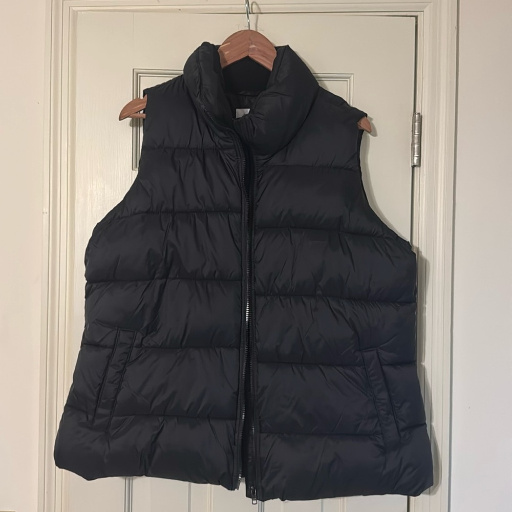 Old Navy puffer vest. Black. Size XL.